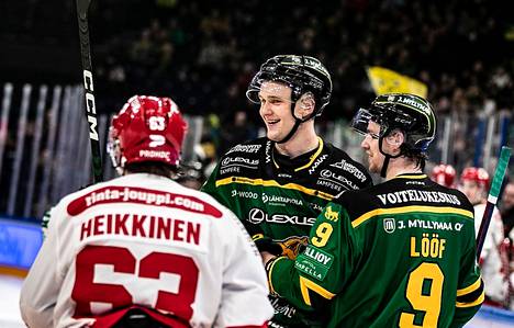 Ilveksen puolustaja Otto Latvala (keskellä) juhli kahta maalia Sportia vastaan, vieressä juhlii Leo Lööf ja Sportin Lari Heikkinen luistelee ohi.