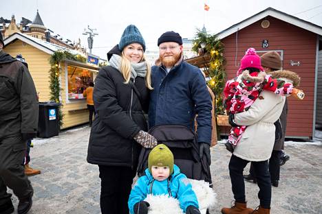 Syväniemen perhe eli Hanna, Antti ja Oula-poika tulivat joulutorille Kangasalta. He olivat ensisijaisesti ihastelemassa joulun tunnelmaa, mutta eivät ostoksetkaan olleet poissuljettuja. 