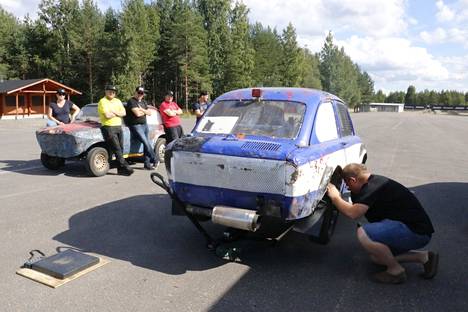 Lempäälän UA:n Pihatyöt Team harjoitteli kaksi viikkoa sitten perjantaina Kaanaassa. Etualalla Ari Ikäheimonen mittasi auton tasapainoa.