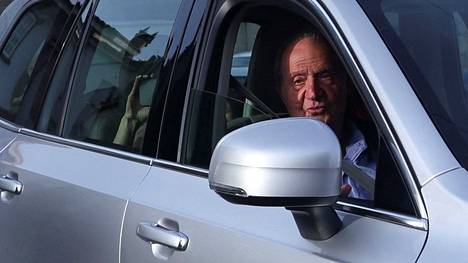 Espanjan entinen kuningas Juan Carlos kuvattiin istumassa autossa, kun hän saapui Espanjan Sanxenxoon torstaina 19. toukokuuta.