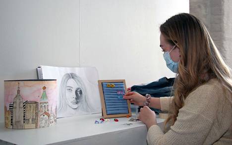 Keuruulaiset 10 - 29 -vuotiaat nuoret pystyttivät näyttelyn Keuruun museoon. Näyttelytyöt ovat syntyneet koulutunneilla, harrastuksissa ja kotona. Töitään esille laittamassa Matilda Ärling.