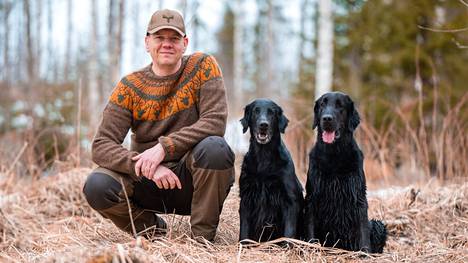 Mäntän Seudun Nuuskujen puheenjohtaja Janne Antila harrastaa aktiivisesti koiriensa, sileäkarvaisten noutajien Nitron ja Rustin kanssa.
