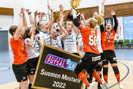 Tuoreet Suomen mestarit juhlivat finaalisarjan päätyttyä.