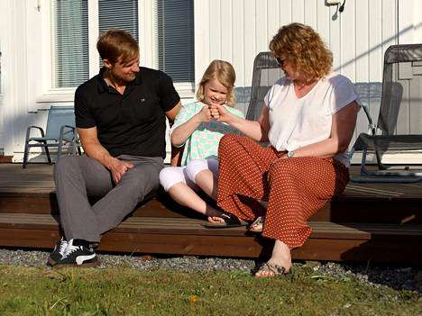 Hannu, Lotta ja Terhi Laivoniemi nauttivat siitä, että perheelle jää myös kiireetöntä aikaa yhdessäoloon.