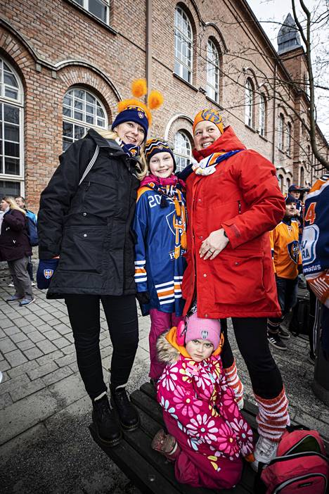 Marja Torkkel, Julia Torkkel, Minna-Riitta Raisio-Lähteenkorva ja Eerika-Mimosa Lähteenkorva (alhaalla) olivat torstaina juhlimassa perinteisesti Keskustorilla.