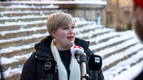 Valtiovarainministeri Annika Saarikko (kesk.) kannustaa kuntia yhteistyöhön koululaisten koronatestien hankinnoissa.
