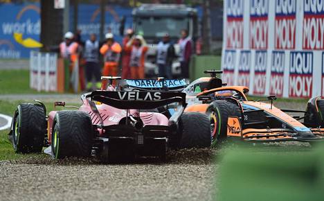 Ferrarin Carlos Sainz ja McLarenin Daniel Ricciardo kolaroivat startin jälkeen.