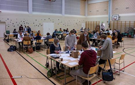 Aluevaalien ennakkoäänten laskentaa Porissa. Äänestysinto oli vaisua, mutta vailla hohtoa on myöskin aluevaltuuston puurtaminen kuluvana vuonna.