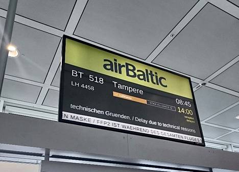 Näyttö kertoi lennon viivästymisestä Münchenin lentoasemalla maanantaina 1. elokuuta. Lennon Tampere-Pirkkalaan oli määrä lähteä kello 8.45 paikallista aikaa, mutta kello 14 matkustajat odottivat edelleen lennon pääsyä koneeseen.