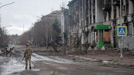 Bahmut on pienehkö kaupunki Itä-Ukrainassa, Donetskin alueella. Ukrainalainen sotilas käveli Bahmutissa helmikuussa.