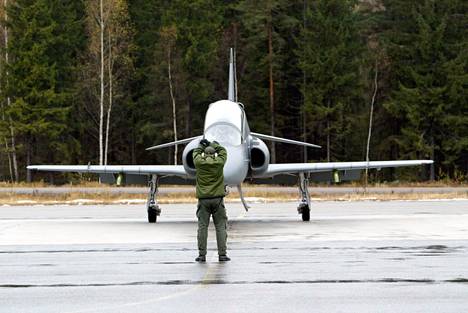 Lentomekaanikko otti vastaan Hawk-suihkukoneen harjoituslennon jälkeen Pirkkalan lentokentällä vuonna 2003.