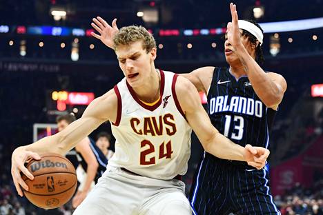 Cavaliersin Lauri Markkanen (vasemmalla) pussitti viime yön pelissä 24 pistettä koripalloliiga NBA:ssa, kuva aiemmasta Orlando-pelistä.