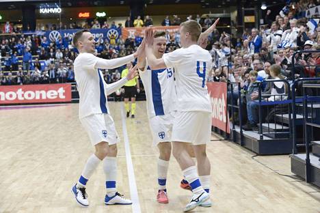 Jukka Kytölä (vasemmalla), Olli Pöyliö ja Tuukka Pikkarainen juhlivat Suomen neljättä maalia Tanskaa vastaan.