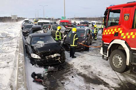 Kuopion massiivisessa ketjukolarissa oli mukana 31 auta. Määrä tarkentui iltapäivän aikana. Ensitietojen mukaan onnettomuudessa olisi ollut mukana jopa yli 40 autoa.
