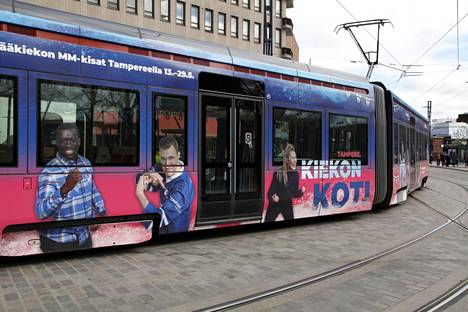 Tampereella liikennöi punaisten raitiovaunujen lisäksi myös Tampereen kaupungin markkinointikäytössä oleva vaunu.