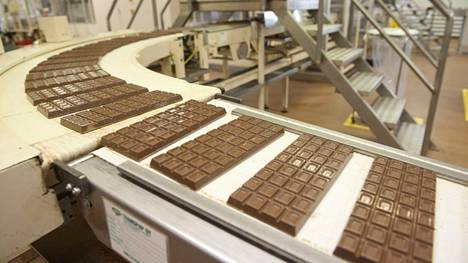 Elintarvikejätti Fazer suunnittelee investointia uuteen makeistehtaaseen Suomessa. Suklaalevyjä Fazerin makeistehtaalla Vantaalla 9. huhtikuuta 2013. 