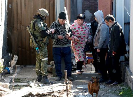 Venäjä-mieliset joukot tarkastivat ihmisten papereita Mariupolissa torstaina 7. huhtikuuta. Tilanteen satamakaupungissa on kuvailtu olevan ”humanitaarinen katastrofi”. 