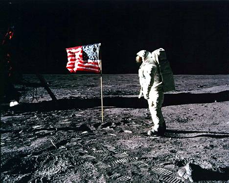 avaruushistoria: 50 vuotta sitten kuubakteerit kauhistuttivat, kun Neil  Armstrong otti ensiaskelia vieraassa maailmassa - Viihde - Satakunnan Kansa