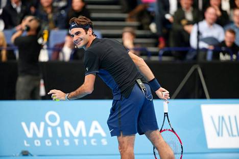 Roger Federer pelasi ja hauskuutti yleisöä Jarkko Niemisen Final Nightissa marraskuussa 2015.