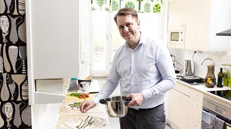 Jaakko Stenhäll kokkasi kotonaan Tampereen Kalevassa lounaaksi Flammkuchenia eli liekkipiirakkaa, jonka resepti on peräisin Ranskan Alsacesta. Ohuen rieskamaisen pohjan päälle hän laittoi parsaa, kevätsipulia ja tomaattia.