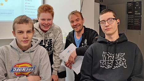 Jopo-luokkalaisten Roope Mykkäsen, Aatu Viitasen ja Topi Ahosen opiskelumotivaatio on kasvanut eri alan yrityksiin tutustuessa ja työtä tehdessä. Jopo-luokkaa opettaa Arttu Rousi (takana oikealla).
