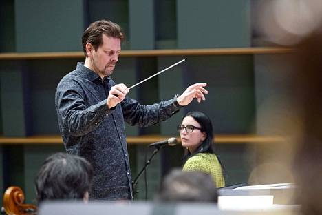 Kapellimestari Heikki Elo johtaa Sinfonietan vappukonsertin, jossa solistina laulaa Maria Lund
