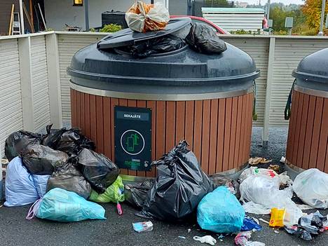 Viikonloppuna roskikset pursuilivat Niemenrannassa Federleynkadulla sijaitsevan kiinteistön jäteastiasta.