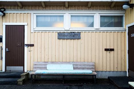 Rauhaniemen kansankylpylän sauna on yksi Tampereen suosituimmista. Rauhaniemen kansankylpylällä kuvattiin helmikuussa 2022.