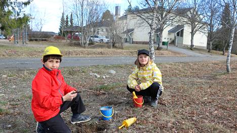 Juokslahden koulun ekaluokkalaiset Matias Fallas Järvinen ja Ellen Lahnamäki leikkivät koulupäivän jälkeen koulun pihalla.