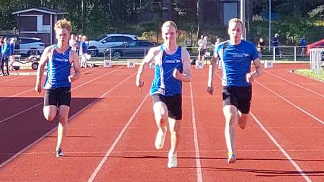 Miesten 100 metrillä radalla neljä juossut Eero Hirvinen nappasi voiton ennen keskellä juossutta Jasper Leppäkangasta. Vasemmalla radalla kuusi juossut Pietari Kiviranta paranteli rutkasti ennätystään.