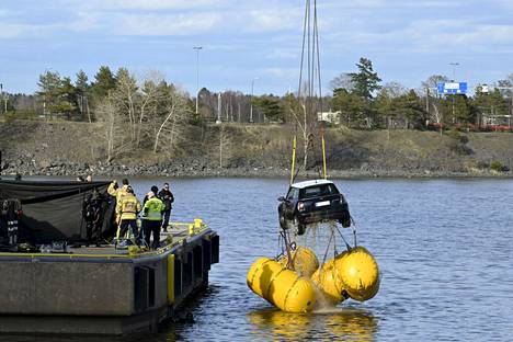 Mereen uponnut auto nostettiin Sörnäistenlaiturille Helsingin Kalasatamassa torstaina.