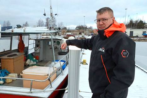 Rauman merialueella ammatikseen kalastava Jarno Aaltonen toivoo harkintaa kalastuksen sääntelyn määrään. Nykytilanteesta kertoo ammattikalastajien määrän väheneminen.