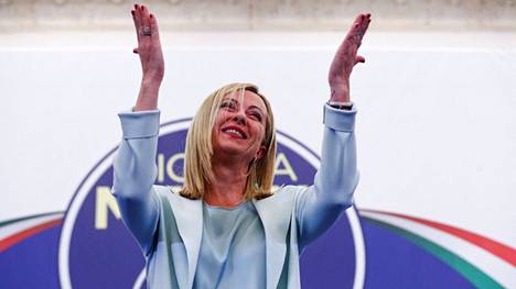 Giorgia Meloni kuvattiin johtamansa Italian veljet -puolueen vaalivalvojaisissa Roomassa maanantaina 26. kesäkuuta. Melonista on näillä näkymin tulossa Italian ensimmäinen naispääministeri.
