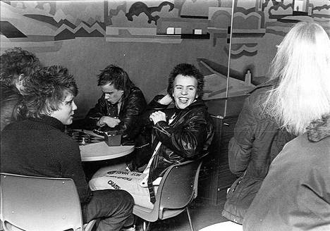1. Maaliskuussa 1981 Aamulehden valokuvaaja löysi näin iloisen nuorisojoukon. epäilee, että kuva on otettu Nokian nuorisotiloissa. Pelaamassa Head Banker -yhtyeen jäsenet Ande ja Mika. Voiko joku varmistaa?