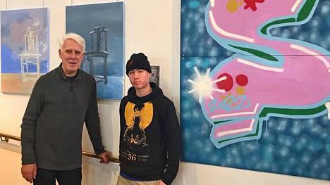 Mauri Laakkonen ja hänen pojanpoikansa Aake Mustonen ovat koonneet yhteisnäyttelyynsä Keuruun pääkirjastoon yli 20 graffitia ja akryylimaalausta.