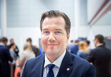 Akaan kaupunginjohtaja Antti Peltola aloitti Akaassa alkuvuonna 2019. Nyt hän on hakenut Järvenpään kaupunginjohtajaksi. Peltola kuvattiin Akaan Viialan liikuntahallin avajaisissa toukokuussa 2022.