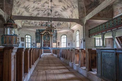 Vuonna 1758 rakennettu Keuruun Vanha Kirkko on Keski-Suomen vanhin jäljellä oleva kirkkorakennus. Kuvakirkon maalaukset edustavat 1700-luvun aatemaailmaa, uskoa ja toiveita.