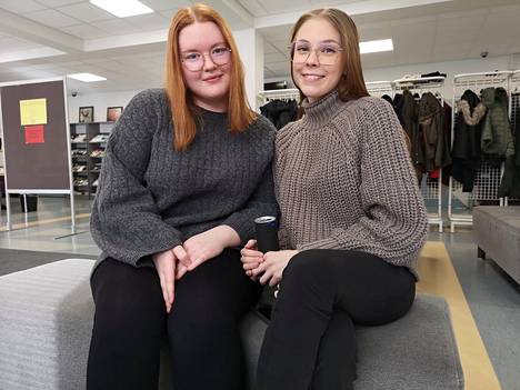 Vammalan lukion ylioppilaskokelaat Aino Maijala ja Wilma Oras kertoivat tunnelmistaan äidinkielen kirjoitustaidon kokeen jälkeen lukion aulassa.