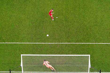 Gareth Bale toi Walesin tasoihin toisella puolikkaalla tästä rangaistuspotkusta.