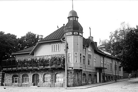 Tämä ihastuttava rakennus palveli Kauppaseuran talona Laukontorin varrella vuodesta 1905 vuoteen 1956.
