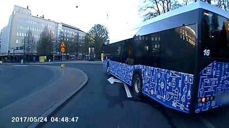 TKL:n bussikuski kiilasi kuorma-auton eteen Tampereen keskustassa – video -  Kotimaa - Aamulehti