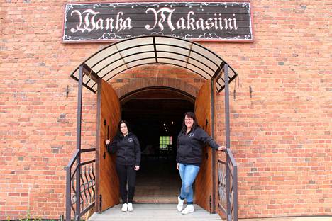 Jenna Jalassuo ja Sari Nieminen kertovat, että Wanha Makasiini on kaikenikäisten kesäkahvila. Kahvila avaa ovensa perjantaina ja on avoinna syyskuun loppuun saakka.
