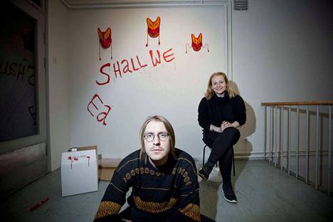 Jerker Rambergin (vas.) ja Sofi Häkkisen näyttelyt aukeavat yleisölle lauantaina Galleria Rajatilassa. Taustalla Rambergin rakenteilla oleva teos For Fox's sake.