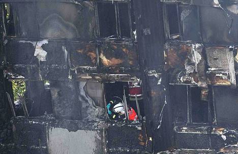 Lontoon paloa taltuttamassa paiski töitä ainakin 200 palomiestä. Ison-Britannian pääministeri Theresa May vaatii perinpohjaisia selvityksiä onnettomuuden syistä.