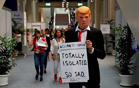 Eräs mielenosoittaja oli pukeutunut Yhdysvaltain presidentiksi ja kannatteli ilmasosopimukseen liittyvää kylttiä.