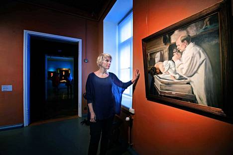 Hugo Simbergin tekemä muotokuva kuvanveistäjä Viktor Malmbergista löytyy Sinebrychoffin museosta taiteilijamuotokuvia esittävästä huoneesta Identiteetti. Muotokuvamaalarin tapaan Selja Ahava teki kirjaansa tiukan rajauksen.