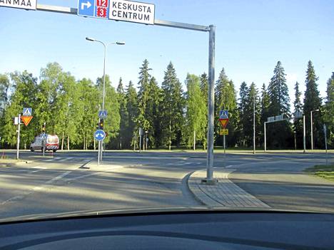 Moron liikennetohtori: Älä oikaise parkkipaikalla – ruudun yli ei saa ajaa  - Moro - Aamulehti
