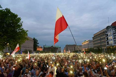 Tuhannet osoittivat mieltään Laki ja oikeus -puolueen viimeisimpiä uudistuksia vastaan. Puolan valtapuolue romuttaa oikeusvaltiota.