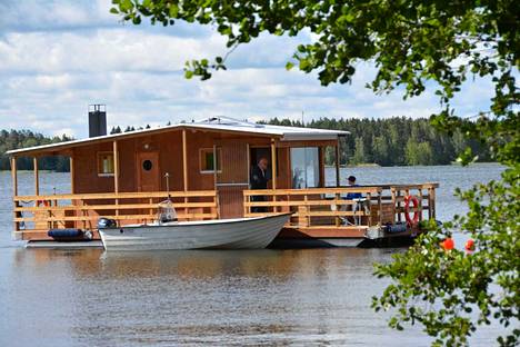 KHO päätti: Saunalauttaa ei saa pitää rannassa, koska se on veneen sijaan  rakennus - Kotimaa - Aamulehti