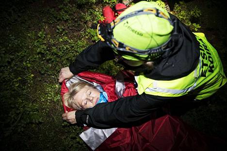 Tampereen seudun etsintäkoirien partion suunnistajana toiminut Mari Kuukkula antoi ensiapua ja kääri tärisevän potilaan avaruuspeitteeseen.